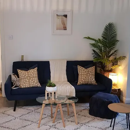 Two Bed Wexford Town Center Apartment Free Parking *
